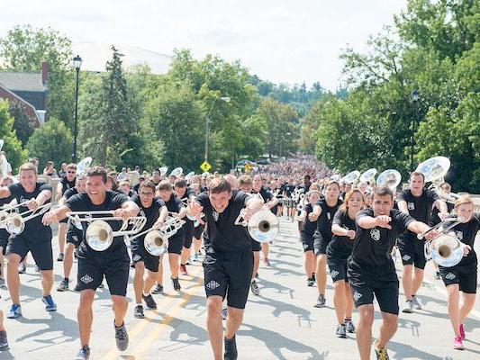 The 110年游行 lead a procession up Richland Ave following the First Year Student Convocation.